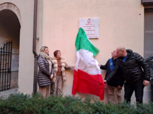 Il momento dello scoprimento della targa dedicata a Paolo Grassi e a tutte le vittime del Covid