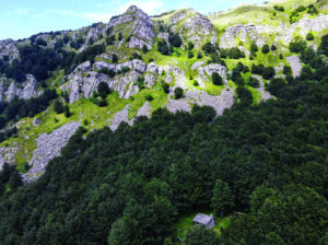 Nella foto di Lunigiana World: la Capanna Tifoni sotto i contrafforti del monte Orsaro