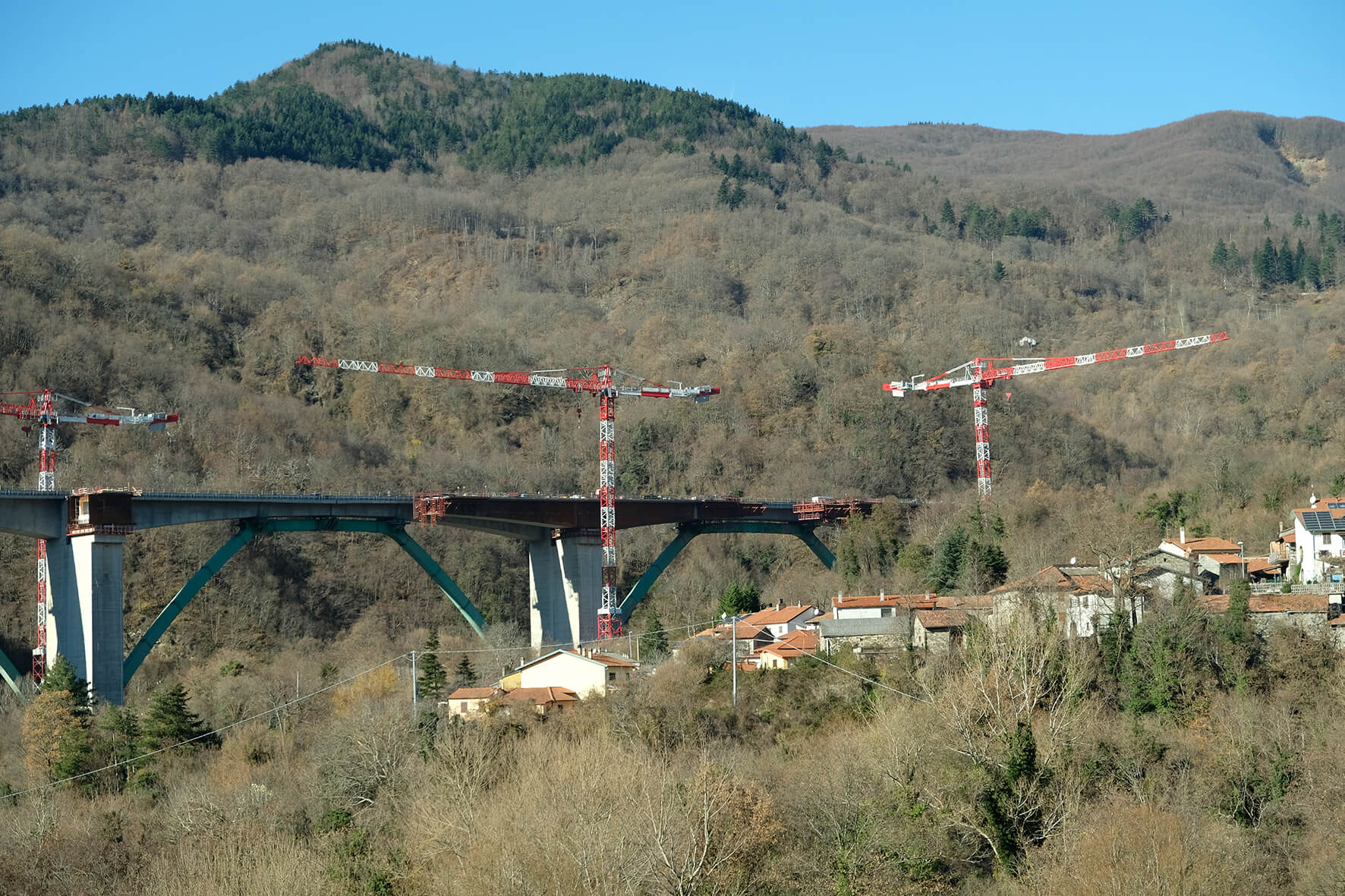 Spunta il primo tratto del nuovo impalcato sul viadotto “Gravagna”