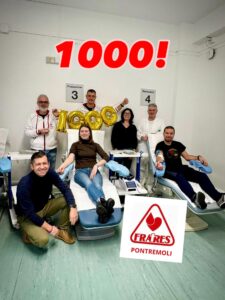 Il momento della millesima donazione dei Fratres Pontremoli, con i dirigenti del Gruppo.