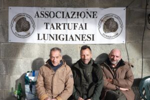 I rappresentanti dell'Associazioni Tartuficoltori della Lunigiana presenti alla quarta edizione del Festival del tartufo (Foto Lunigiana World)