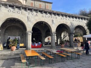 I tavoli allestiti per accogliere i partecipanti alla quarta edizione del Festival del tartufo (Foto Lunigiana World)
