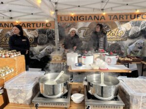 Uno stand presente alla quarta edizione del Festival del tartufo (Foto Lunigiana World)