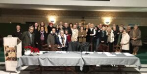 Foto di gruppo con i poeti premiati, la giuria e le autorità