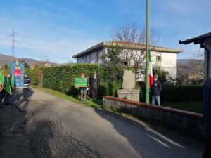 Il momento dell'alzabandiera durante la manifestazione degli Alpini