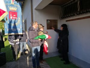 La scopertura della targa intitolata a Giorgio Rabuffi con i famigliari e il capogruppo della sezione pontremolese, Domenico Bertoli