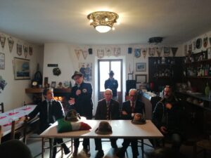 Il tavolo degli interventi durante la mattinata. Da sinistra il sindaco di Pontremoli Jacopo Ferri, il capogruppo di Pontremoli Domenico Bertoli, il presidente dell'Associazione Alpini di Parma, Angelo Claudio Modolo,  il generale Armando Novelli e il figlio di Giorgio Rabuffi, Alessandro