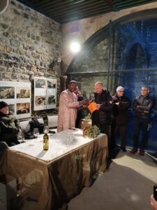 L'intervento di François Désiré Baize, (al centro vestito di rosa) viticoltore di Carrara  originario del Burkina Faso, durante la rassegna “Dal Ribollir dei Tini” 