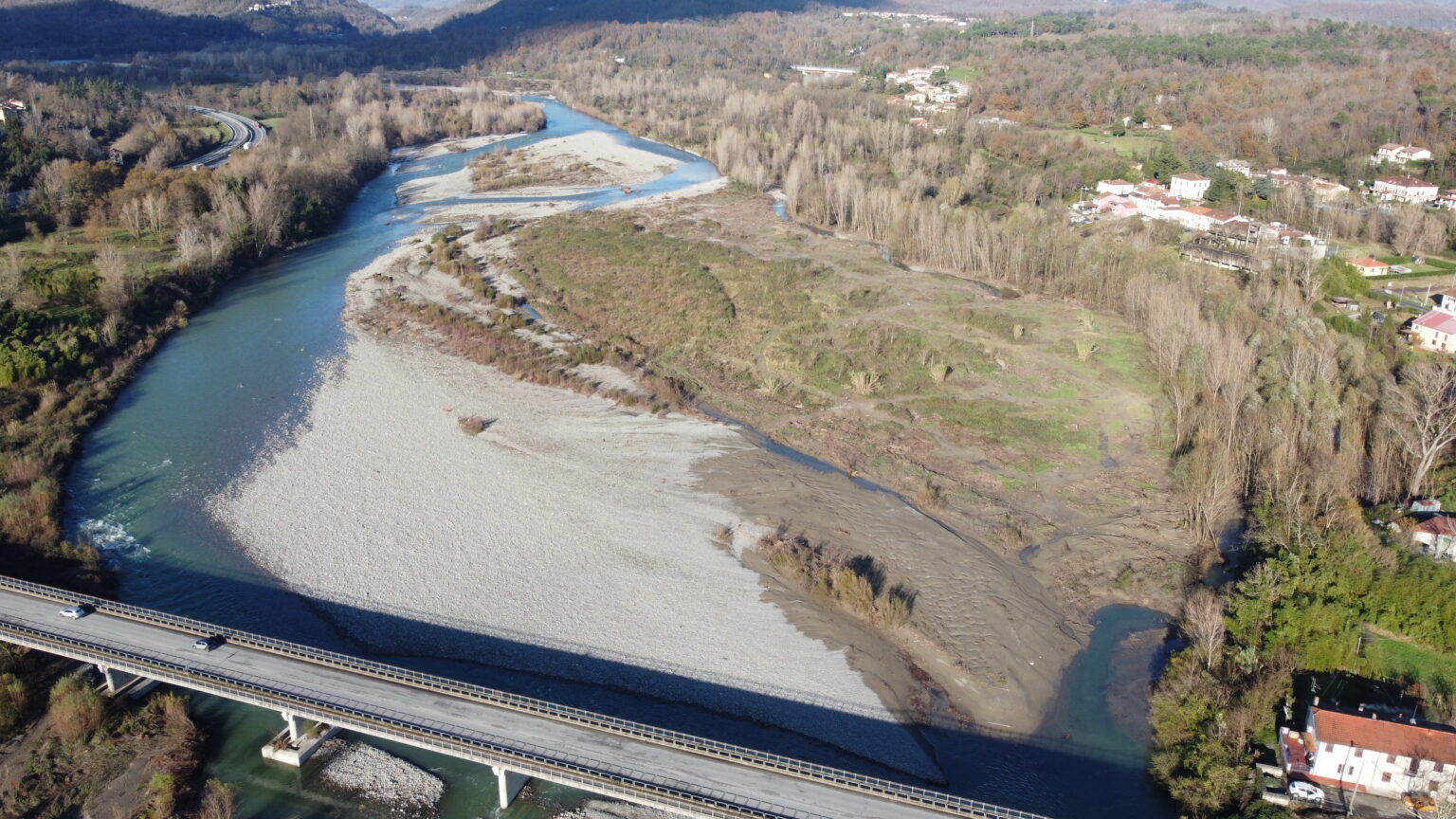 Tresana: taglio degli alberi sul Magra per garantire la manutenzione idraulica