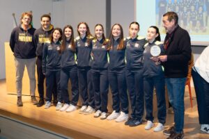 Il momento della premiazione delle atlete e dello staff della Pontremolese Basket under 17
