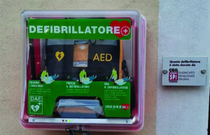 Un particolare di uno dei defibrillatori installati