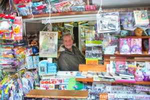 Massimiliano Curadini nella sua edicola in piazza della Repubblica (Foto Walter Massari)