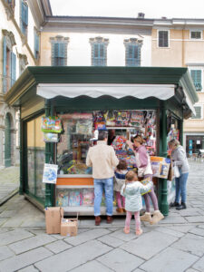 L'edicola di Massimo Curadini in piazza della Repubblica (Foto Walter Massari)