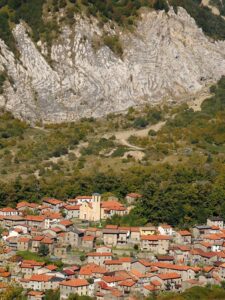 I Gessi Triassici sopra l'abitati di Sassalbo
