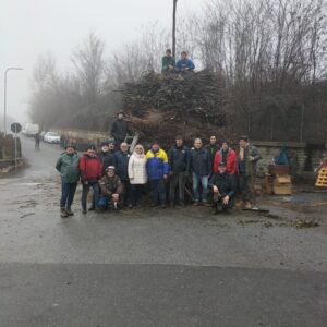 La preparazione del fuoco di Filattiera con i fuochisti assieme alla sindaca Annalisa Folloni