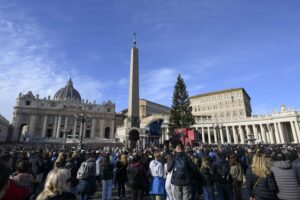 Papa Leone XIV recita l’Angelus impartisce la benedizione e saluta i fedeli presenti in piazza San Pietro. (Foto Vatican Media/SIR)