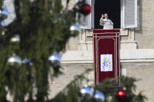 Papa Leone XIV recita l’Angelus impartisce la benedizione e saluta i fedeli presenti in piazza San Pietro. (Foto Vatican Media/SIR)