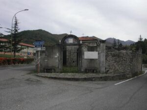 La facciata del Cimitero degli Svizzeri a Fivizzano