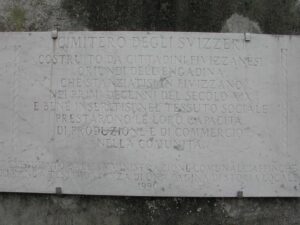 La targa all'ingresso della facciata del Cimitero degli Svizzeri a Fivizzano