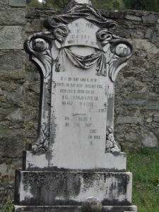La lapide di Dumeng Perl all'interno del Cimitero degli Svizzeri a Fivizzano