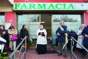 Un momento dell'inaugurazione della farmacia (Foto Walter Massari)