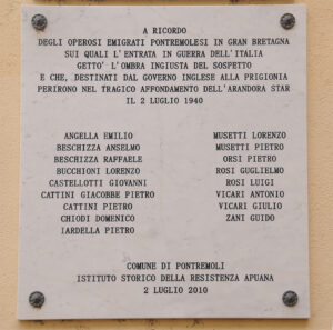 La lapide nella piazzetta della Pace a Pontremoli che ricorda i 17 uomini di frazioni pontremolesi morti nel naufragio dell’Arandora Star