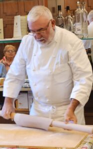 Lo chef Rolando Paganini intento nella preparazione degli “gnocchi mesci”