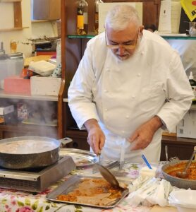 Lo chef Rolando Paganini intento nella preparazione degli “gnocchi mesci”