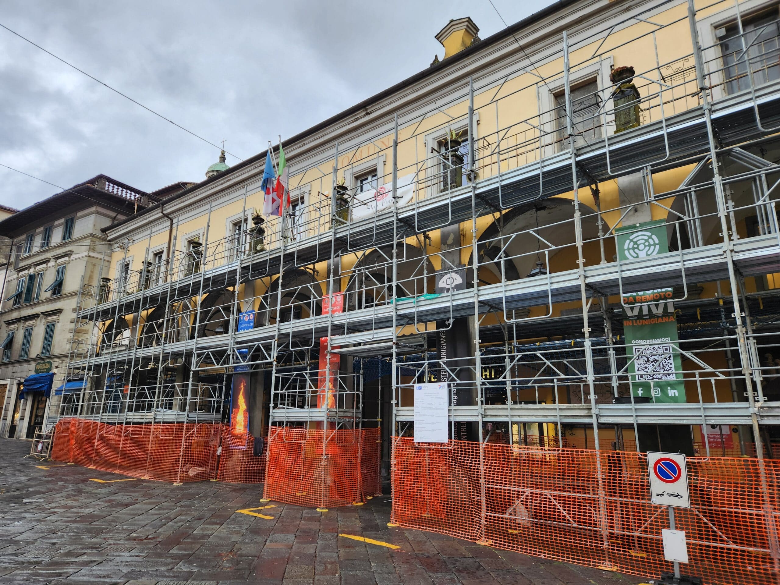 Via ai lavori sulla terrazza del Palazzo Comunale