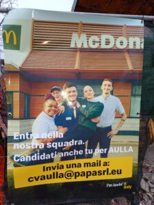 Il manifesto che illustra opzioni lavorative all'interno del nuovo del McDonald's di Aulla