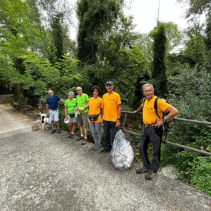 Uno degli interventi dei volontari del CAI di Filattiera per ripulire l'area nei pressi del Monia