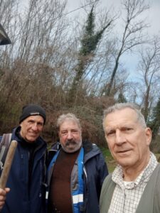 Volontari del Cai di Filattiera al lavoro per il recupero del sentiero che porta alle cascate della Monia