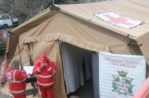 Le persone davanti al Posto Medico Avanzato (PMA)