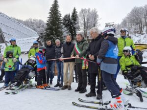 Un momento del taglio del nastro degli impianti sciistici a Cerreto Laghi