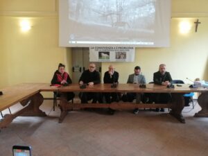 Il tavolo dei relatori al convegno. Da sinistra, Cinzia Angiolini, presidente del Consorzio della pecora zerasca, Achille Guastalli, presidente degli allevatori della Lunigiana, il professor Franco Marano, il professor Alberto Mantino e il professor Alberto Mele.