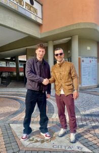 Il giovane atleta aullese Luis Hodaj con Totò Di Natale di fronte al comune di Aulla