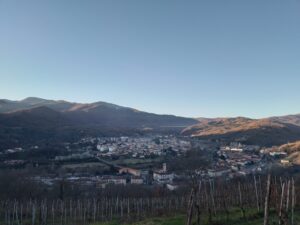Vista di Pontremoli dalla Costa al tramonto del 27 dicembre, in una di quelle giornate finalmente serene con cui il 2025 si è congedato