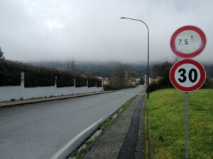 L'ingresso del ponte De Gasperi con i nuovi cartelli che indicano il limite di transito di 7,5 tonnellate e di 30 km/h di velocità