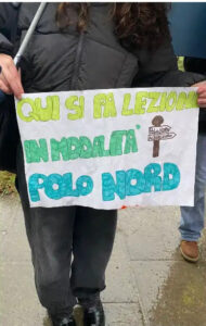 Alcuni dei cartelli mostrati dagli studenti durante lo sciopero di fronte alla sede de "Pacinotti" di Bagnone