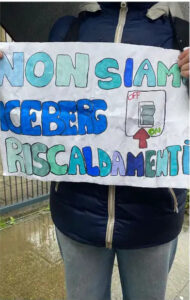 Alcuni dei cartelli mostrati dagli studenti durante lo sciopero di fronte alla sede de "Pacinotti" di Bagnone