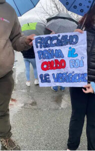 Alcuni dei cartelli mostrati dagli studenti durante lo sciopero di fronte alla sede de "Pacinotti" di Bagnone