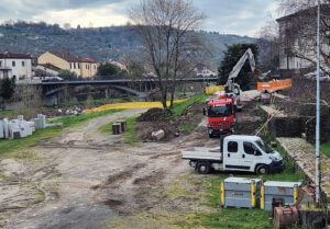 I lavori in corso per la realizzazione del “teatro all’aperto” alla Crësa