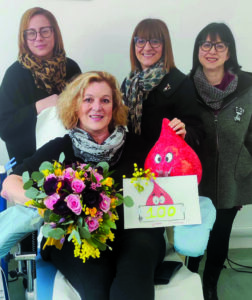 Simona Sarti, seduta al centro, festeggia le 100 donazioni con tre componenti del Gruppo Fratres Villafranca, da sinistra: Riccarda Simi, Chiara Ballestracci e Federica Ballestracci