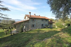 Un immobile nella campagna lunigianese