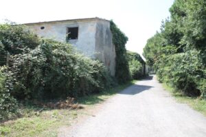 Casa agricola abbandonata nel villaggio di Marinella