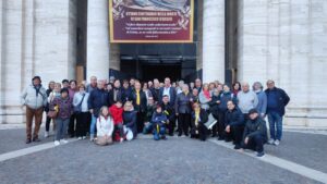Foto della Corale della Schola Cantorum Angelo Paoli davanti alla Basilica di Santa Maria Maggiore ad Assisi