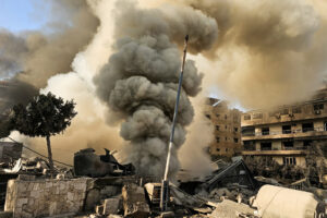 Beirut: il sito bombardato da un attacco aereo israeliano (foto AFP/SIR)