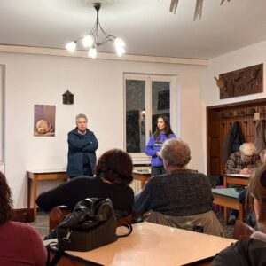 Un momento dell'incontro di presentazione della guida dei servizi di Fosdinovo