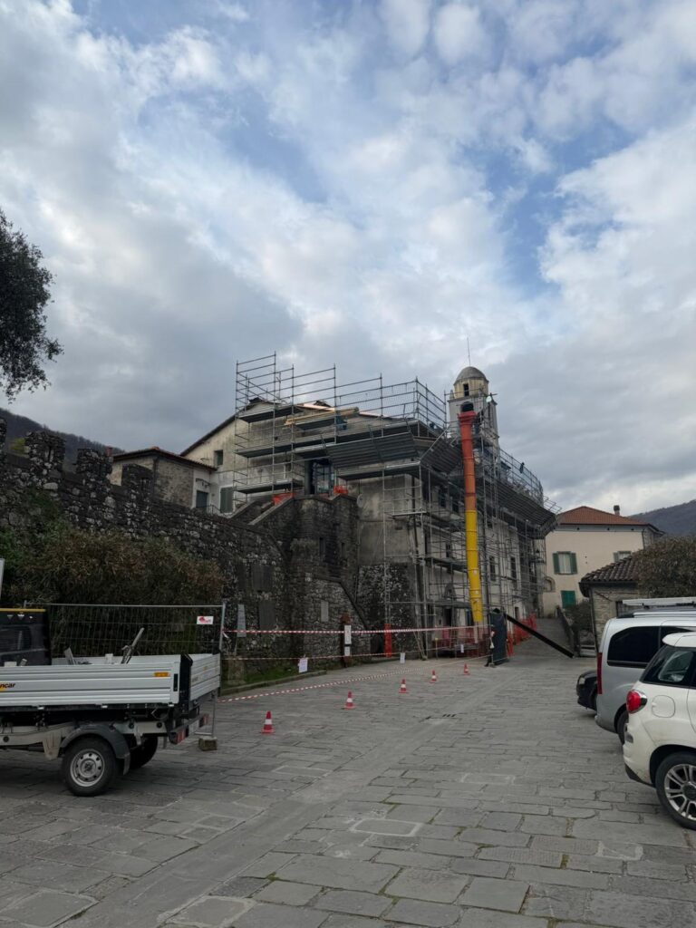 La facciata del Museo Malaspina a Mulazzo con i lavori al tetto in corso