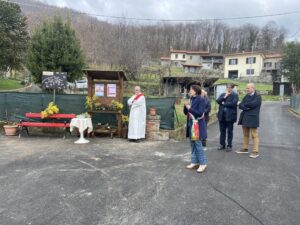 La panchina inaugurata a Succisa alla presenza della vicesindaca Clara Cavellini, del consigliere regionale Jacopo Ferri e dell'assessore Manuel Buttini. 